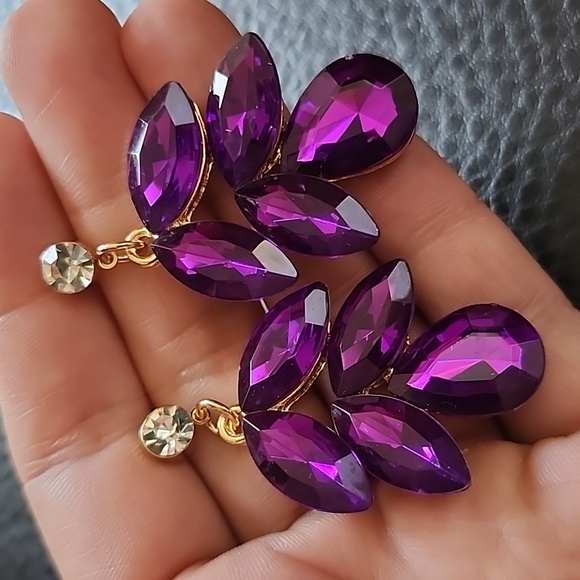 Earrings - Picture 1 of 8